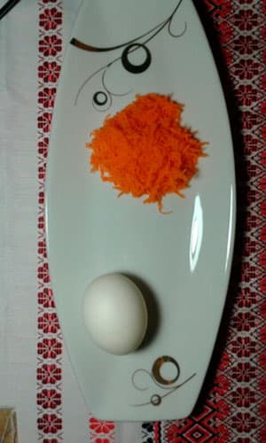 покраска яиц морковью