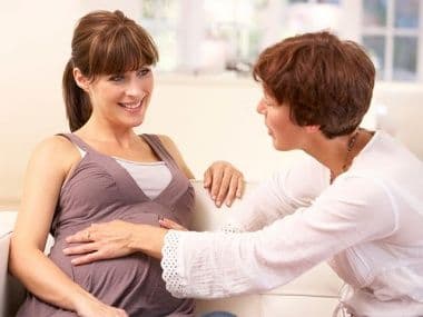 Можно ли гладить живот во время беременности