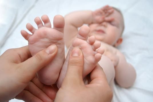 Массаж ног малышей