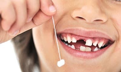 молочные зубы начинают сменяться на постоянные