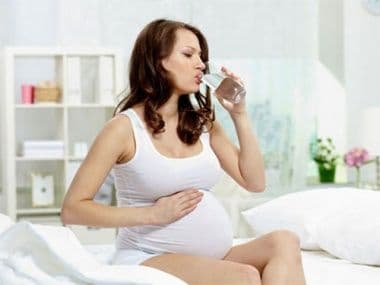 Сколько нужно пить беременным воды в день