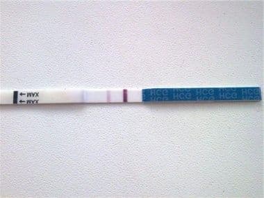 Бледная вторая полоска: почему тест на беременность может ошибаться?
