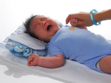 Как вылечить колики у новорожденных детей