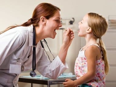 Как и чем лечить горло у ребенка