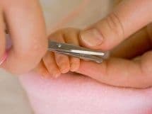 Как подстричь ногти новорожденному