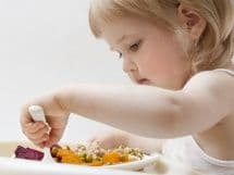 Что делать, если ребенок ест только с уговорами