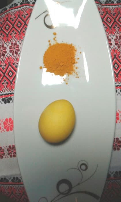 окраска яиц куркумой
