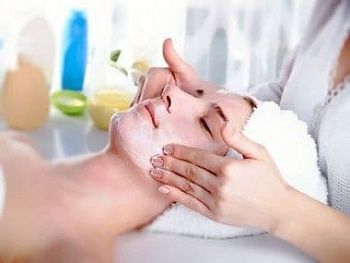Всё о химическом пилинге лица: как работает, кому подходит и чего ждать