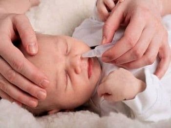Как почистить нос новорожденному