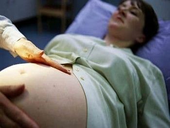 Что означают зеленые околоплодные воды и как это влияет на роды