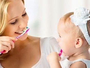 Как научить ребенка чистить зубы