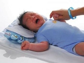 Как вылечить колики у новорожденных детей