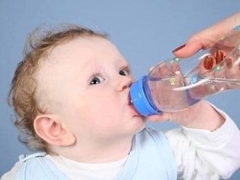 Вода новорожденному